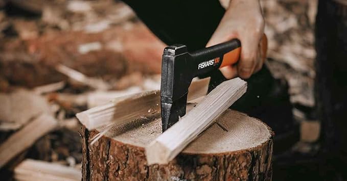 Fiskars Chopping Axe XS X7 Includes Storage and Carrying Case Length: 35.5 cm Non-Stick Coating High Steel Blade/Fibreglass Handle Black/Orange 1015618