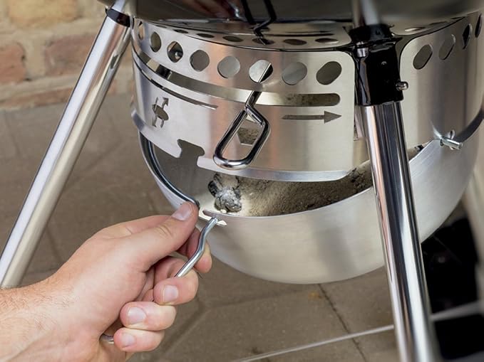 Weber Master-Touch Charcoal Grill 22-Inch Black – Premium Outdoor BBQ Grill with Tuck-Away Lid Holder &amp One‑Touch™ Cleaning System Porcelain‑Enameled Kettle