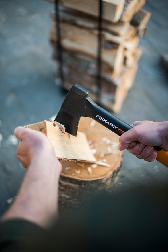 Fiskars Chopping Axe XS X7 Includes Storage and Carrying Case Length: 35.5 cm Non-Stick Coating High Steel Blade/Fibreglass Handle Black/Orange 1015618