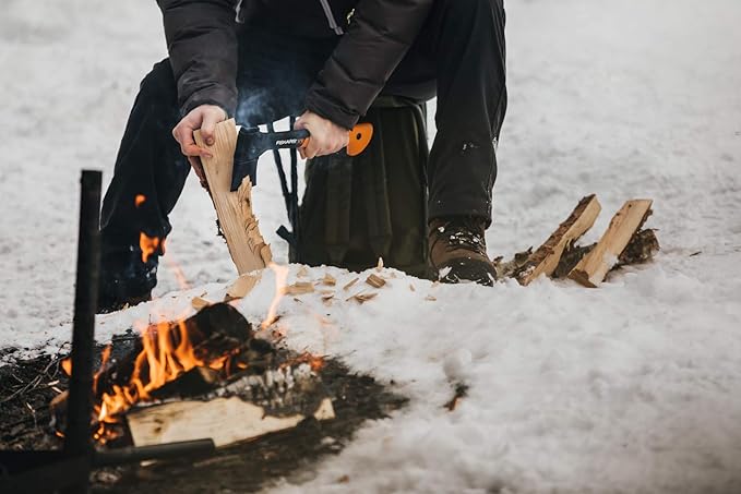 Fiskars Chopping Axe XS X7 Includes Storage and Carrying Case Length: 35.5 cm Non-Stick Coating High Steel Blade/Fibreglass Handle Black/Orange 1015618