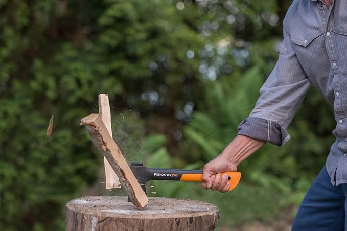 Fiskars Chopping Axe XS X7 Includes Storage and Carrying Case Length: 35.5 cm Non-Stick Coating High Steel Blade/Fibreglass Handle Black/Orange 1015618