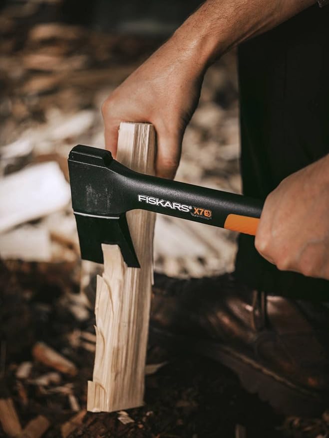 Fiskars Chopping Axe XS X7 Includes Storage and Carrying Case Length: 35.5 cm Non-Stick Coating High Steel Blade/Fibreglass Handle Black/Orange 1015618