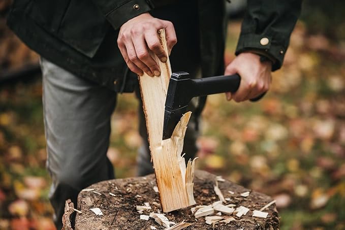 Fiskars Universal Axe Solid With protective cover Non-stick coated Steel/Plastic and Glass fibre handle Black/Orange A6 Length: 39 cm 652 g 1052046