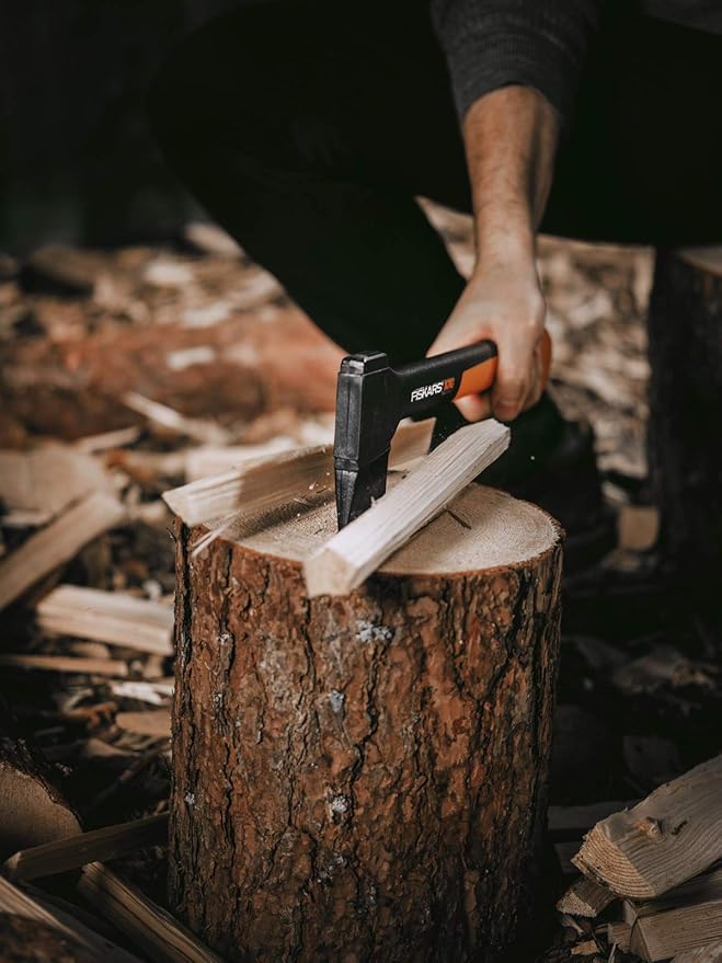 Fiskars Chopping Axe XS X7 Includes Storage and Carrying Case Length: 35.5 cm Non-Stick Coating High Steel Blade/Fibreglass Handle Black/Orange 1015618