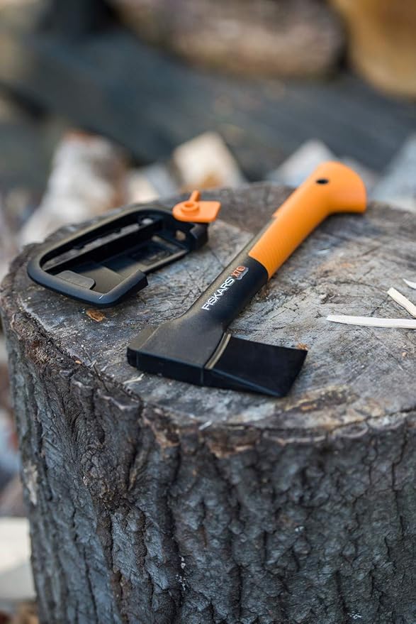 Fiskars Chopping Axe XS X7 Includes Storage and Carrying Case Length: 35.5 cm Non-Stick Coating High Steel Blade/Fibreglass Handle Black/Orange 1015618