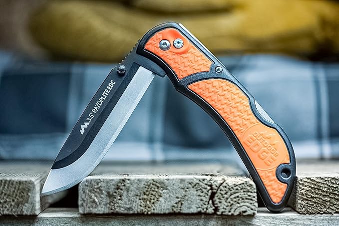 OUTDOOR EDGE 3.5 RazorLite EDC Knife. Pocket Knife with Replaceable Blades and Clip. The Perfect Hunting Blade for Skinning Deer. Blaze Orange with 6 Blades